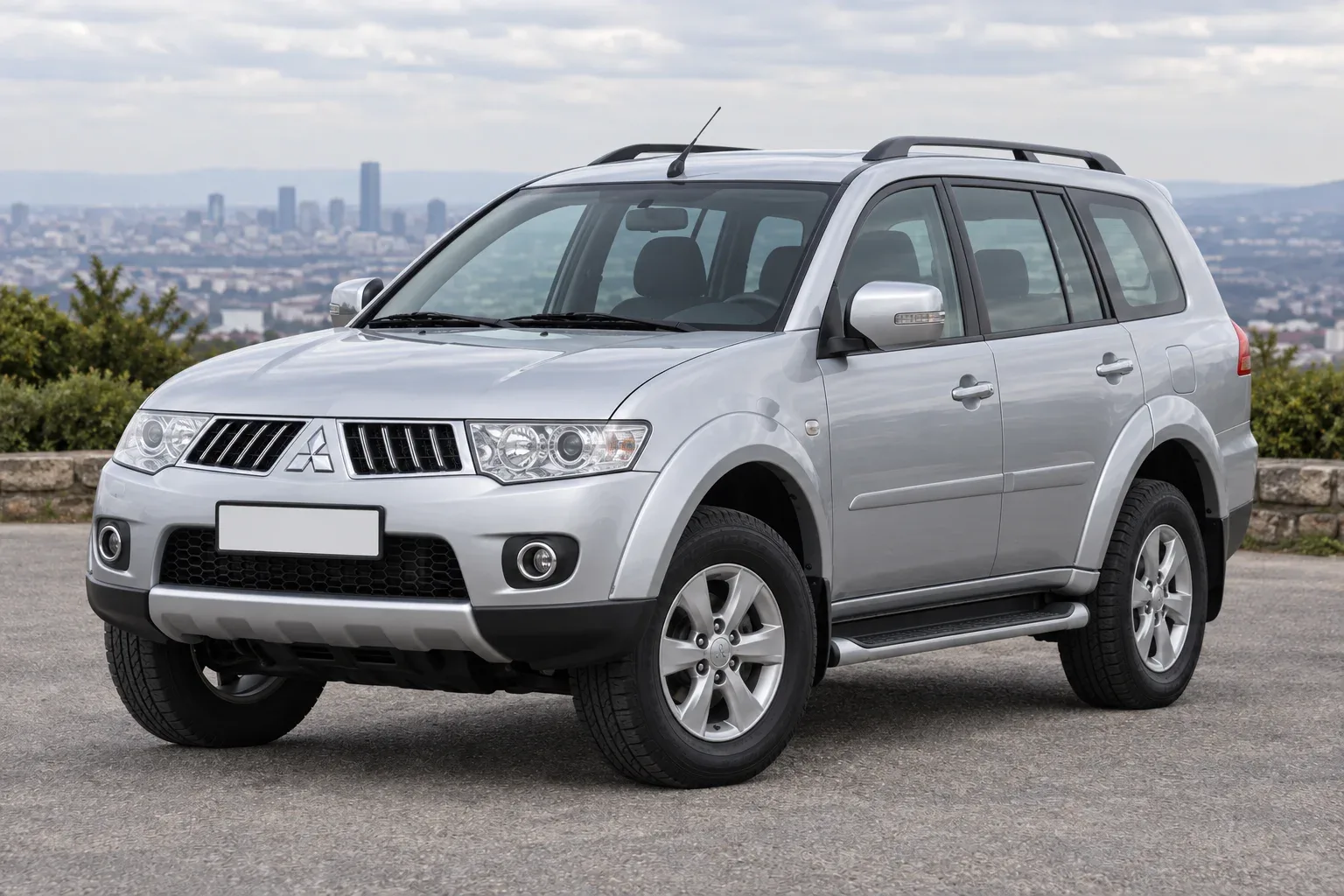 Mitsubishi Pajero Sport 2 — сгенерированная иллюстрация модели при дневном освещении