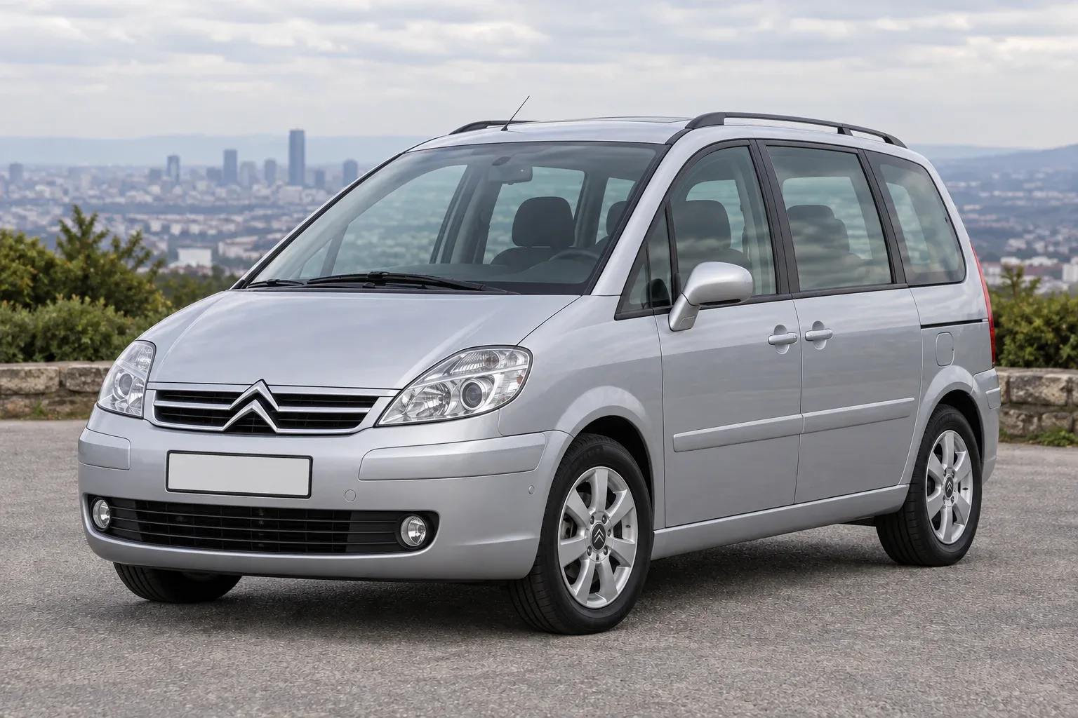 Citroën C8 — сгенерированная иллюстрация модели при дневном освещении