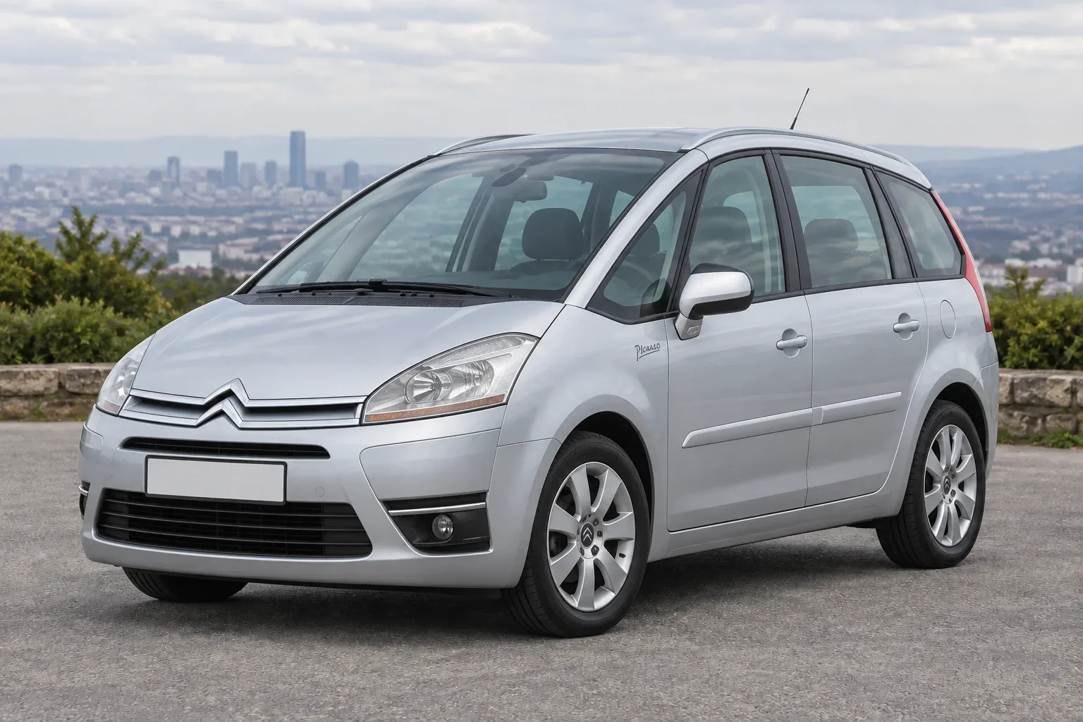 Citroën C4 Picasso — сгенерированная иллюстрация модели при дневном освещении