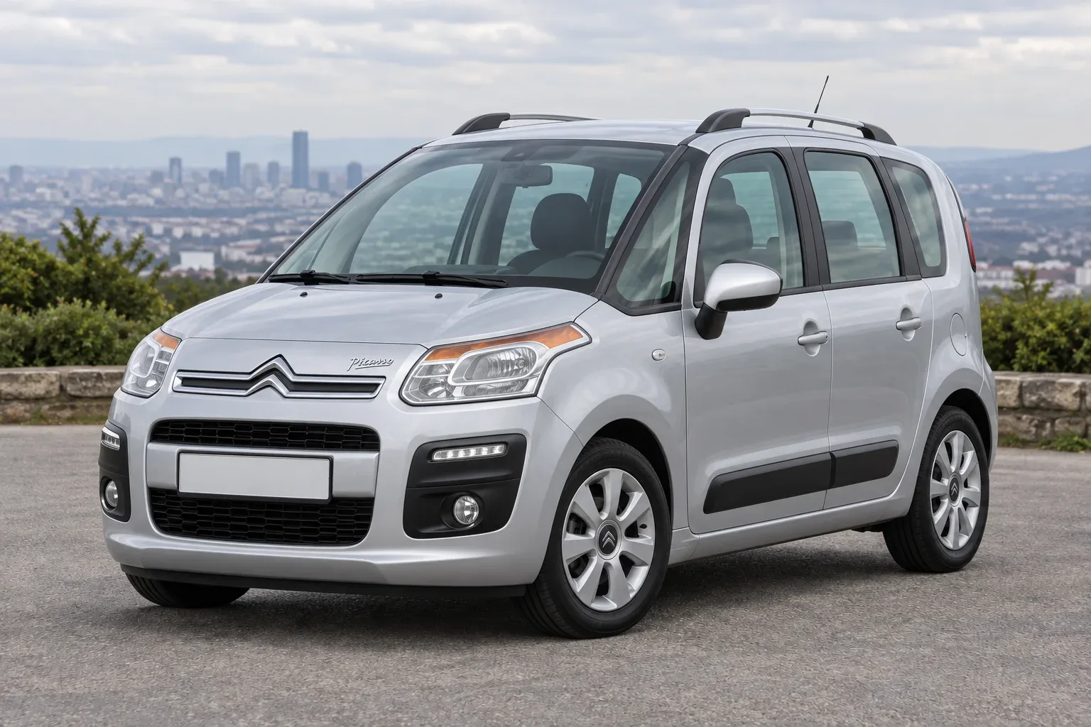 Citroën C3 Picasso — сгенерированная иллюстрация модели при дневном освещении