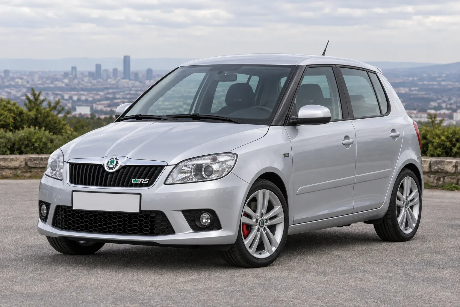 Škoda Fabia 2 RS / 5J — сгенерированная иллюстрация модели при дневном освещении