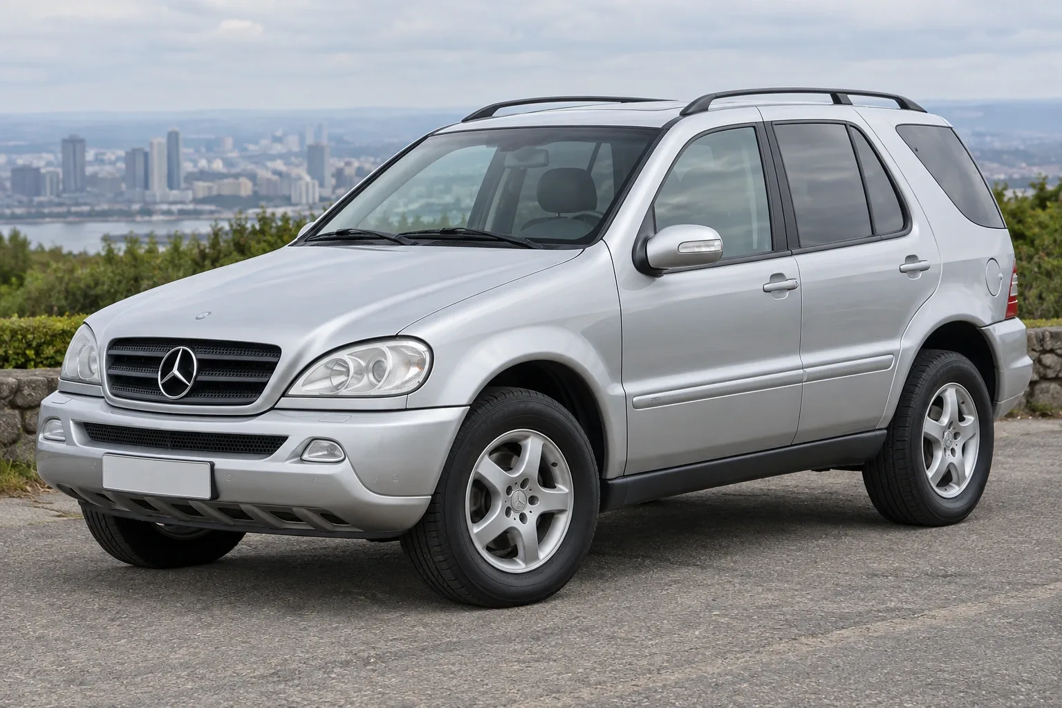 Mercedes-Benz ML 270 CDI W163 — сгенерированная иллюстрация модели при дневном освещении
