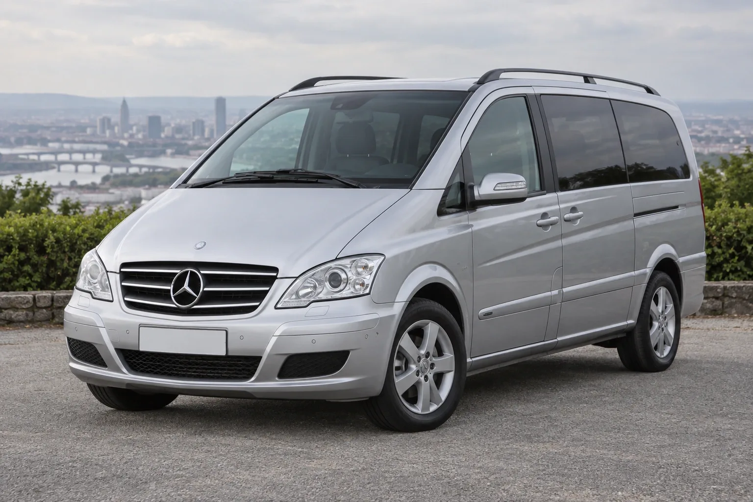 Mercedes-Benz Vito 2 / Viano W639 — сгенерированная иллюстрация модели при дневном освещении