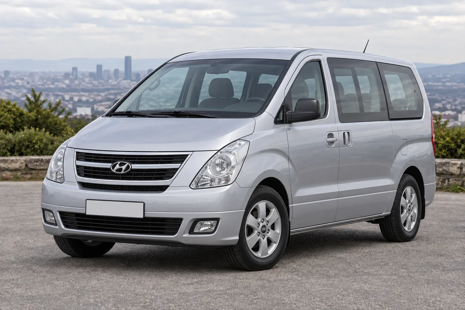 Hyundai H-1 / Grand Starex — сгенерированная иллюстрация модели при дневном освещении